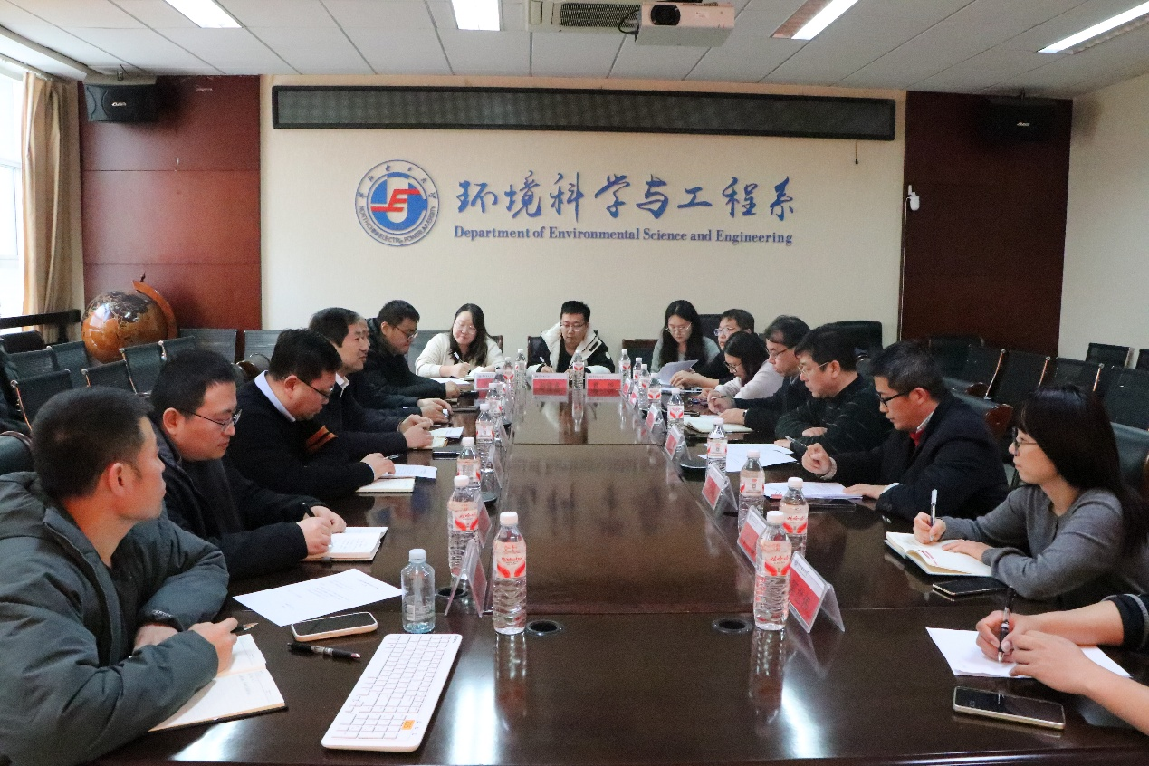 一群人坐在桌子前 AI 生成的内容可能不正确。