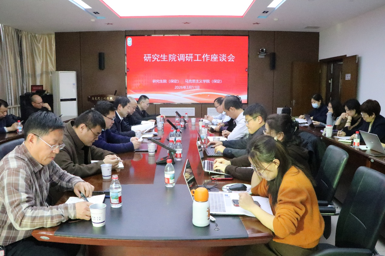 一群人在餐厅里 AI 生成的内容可能不正确。